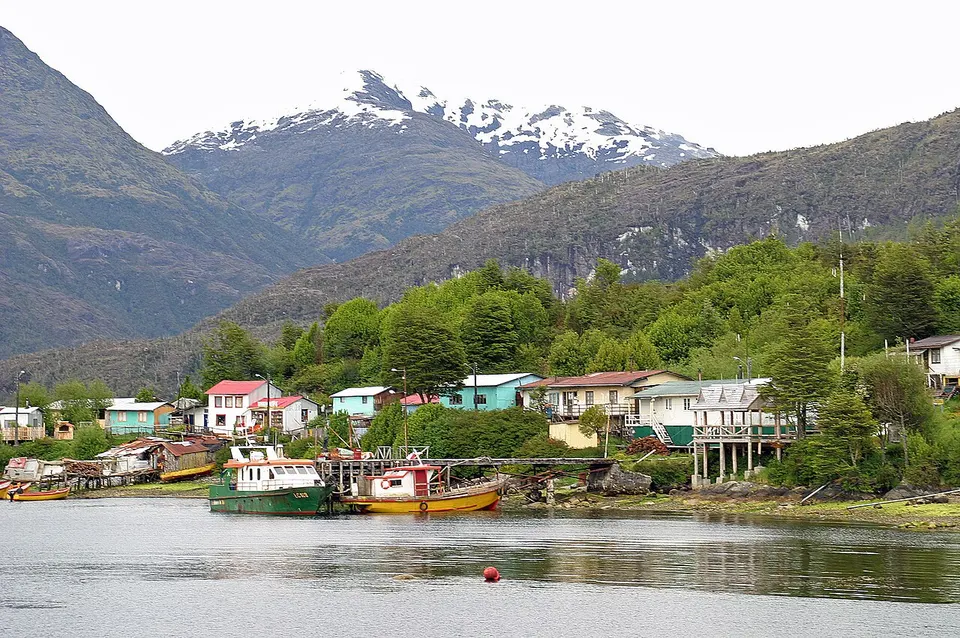 Patagonien: The hamlet of Puerto Edén (about 300 inhabitants) is located on the Messier Canal (Región Magallanes y de la Antártica). The place is only a