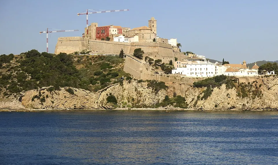Die befestigte Altstadt Dalt Vila von Ibiza-Stadt mit Kathedrale auf dem Hügel über dem Hafen