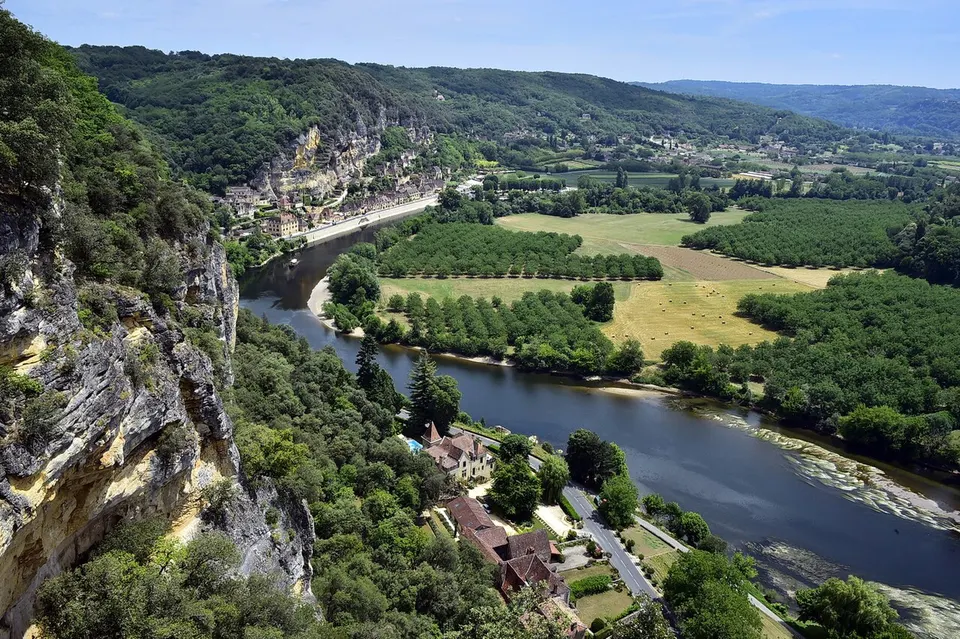 Dordogne: Dordogne im Hintergrund La Roque-Gageac