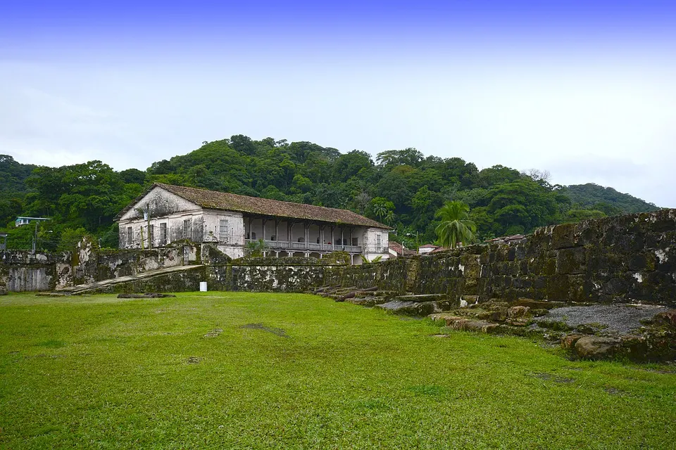 Panama: This is a picture of the panamanian cultural heritage monument with the ID