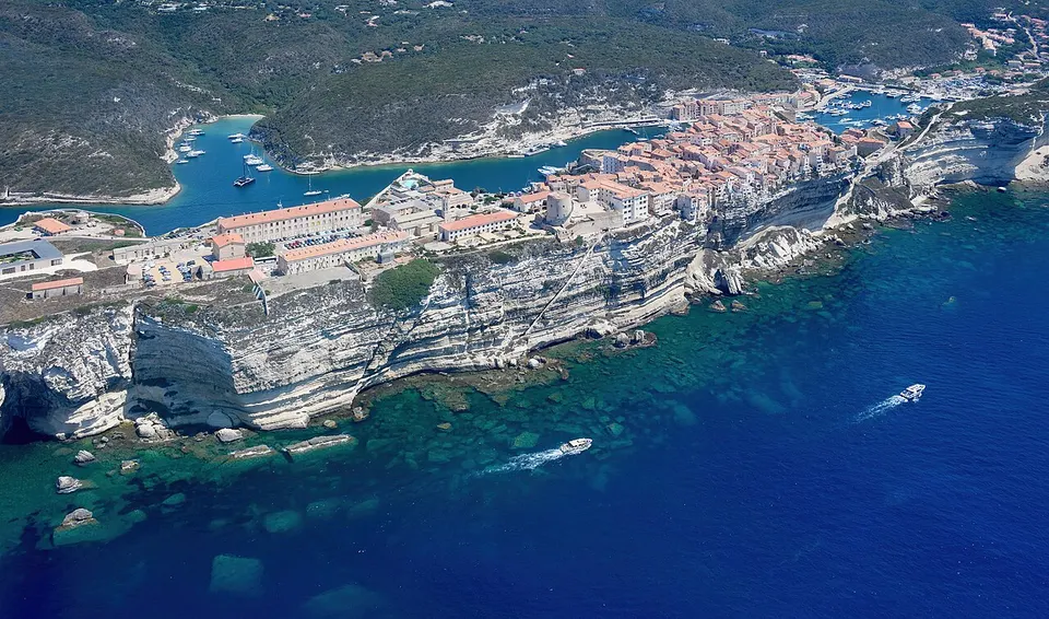 Bonifacio: Aerial image of Bonifacio (view from the southwest)