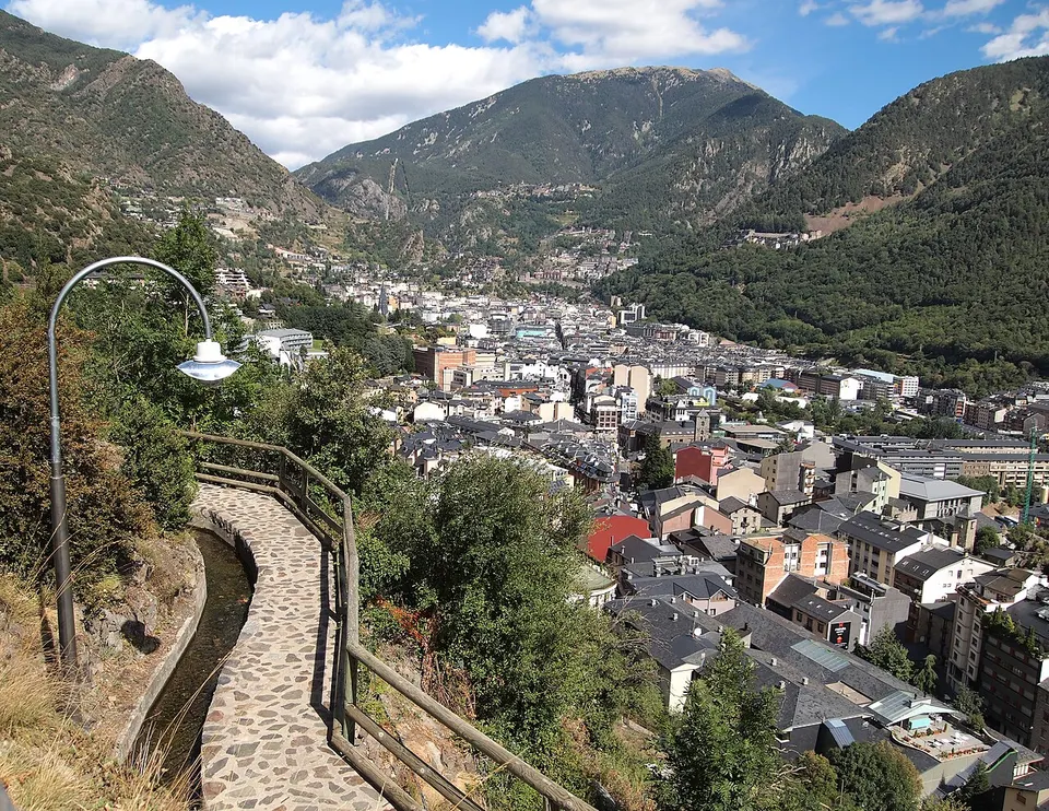 Andorra: Footpath and view to city of Andorra la Vella.