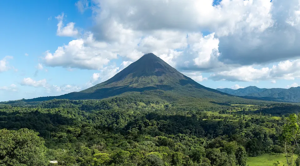 Der kegelförmige Vulkan Arenal in Costa Rica über grüner Landschaft