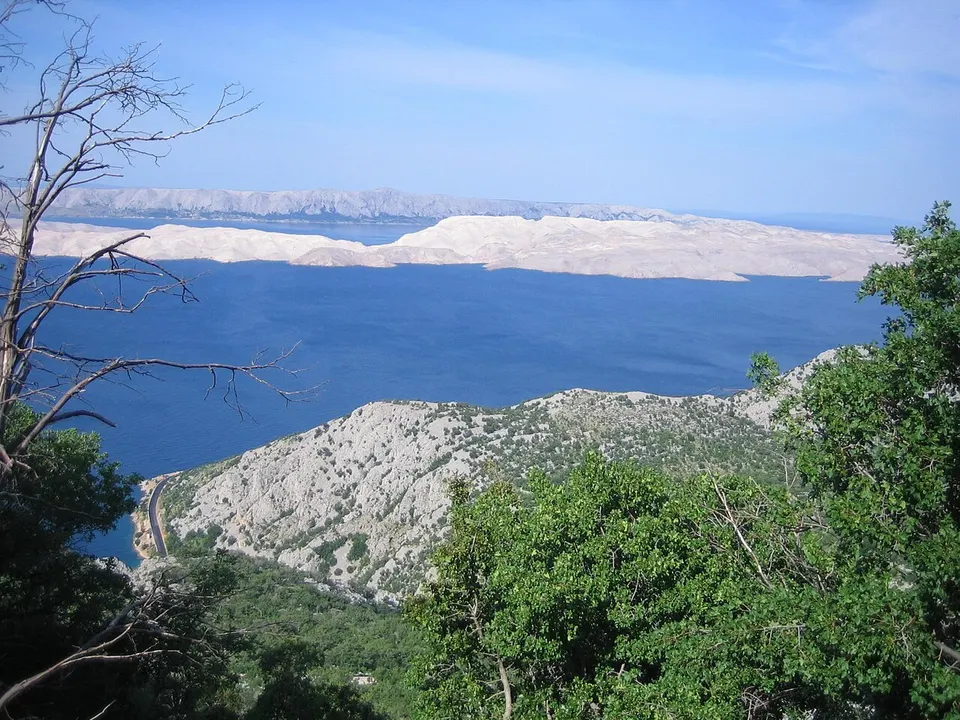 Pag: Blick vom Velebit-Massiv auf die Insel Pag.
