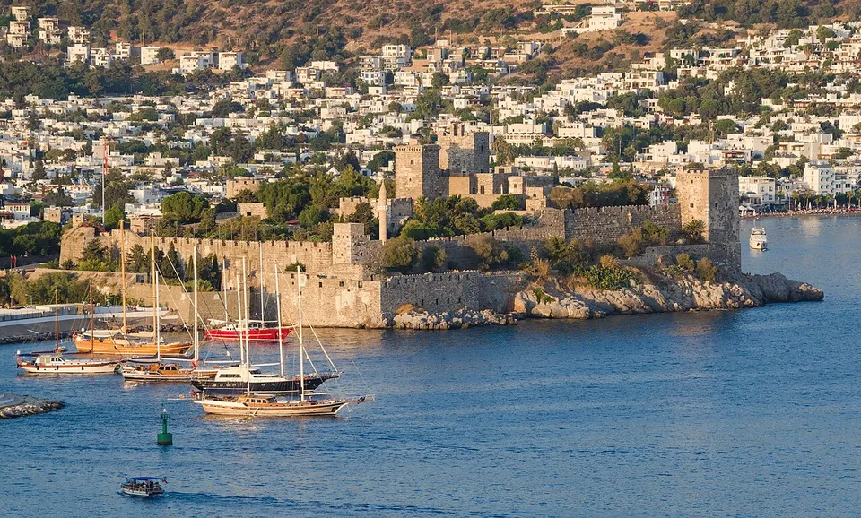 Das Kastell St. Peter in Bodrum am Hafen mit Booten und blauem Meer