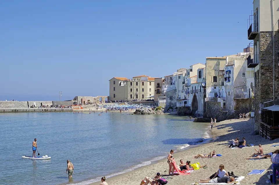 Die Altstadt von Cefalù auf Sizilien am Meer unter dem markanten Felsen La Rocca