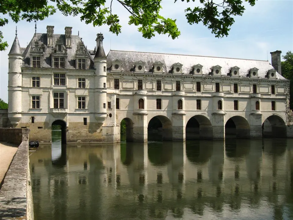 Loiretal: Château de Chenonceau - view of the arches and west facade of the Pont de Diane over the Cher River