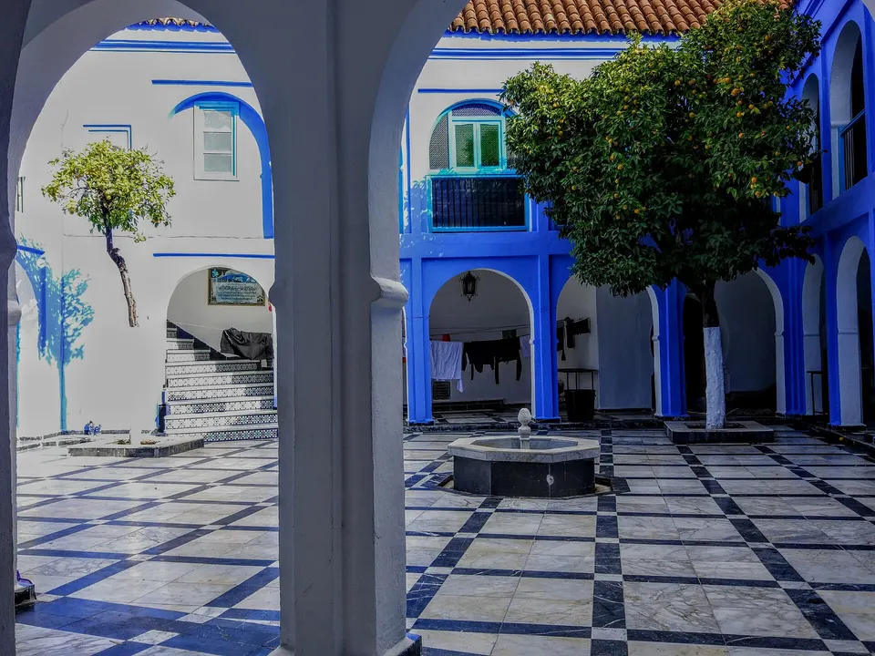 Blau gestrichene Häuser und Treppen in den Gassen von Chefchaouen im Norden Marokkos