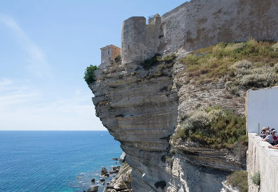 Die Oberstadt von Bonifacio auf Korsika auf weißen Kalksteinklippen über dem Meer