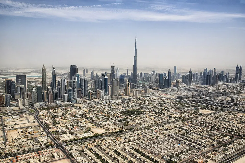 Skyline von Dubai mit dem Burj Khalifa, der die umliegenden Hochhäuser weit überragt