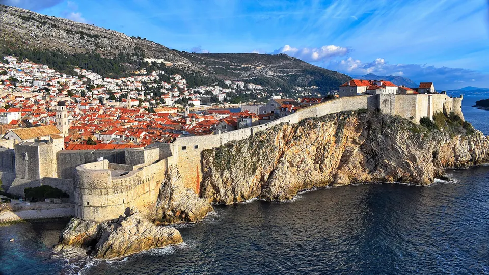 Blick auf die Altstadt von Dubrovnik mit Stadtmauern und roten Dächern an der Adria