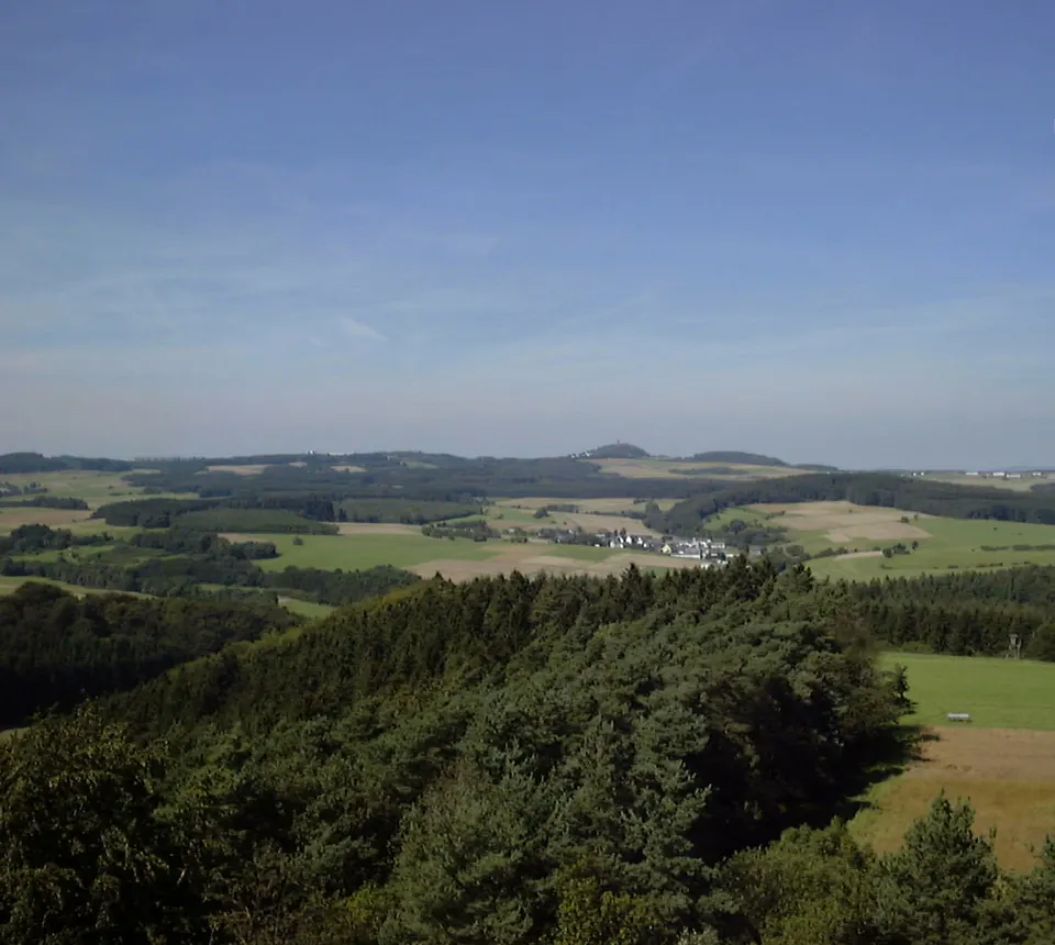 Eifel: Blick über die Eifel auf die Nürburg Fotograph: Walter Koch Aufnahmedatum: 1.9.2004 Lizenz: GNU-FDL 16:22, 2. Okt 2004 Walter Koch 640 x 480