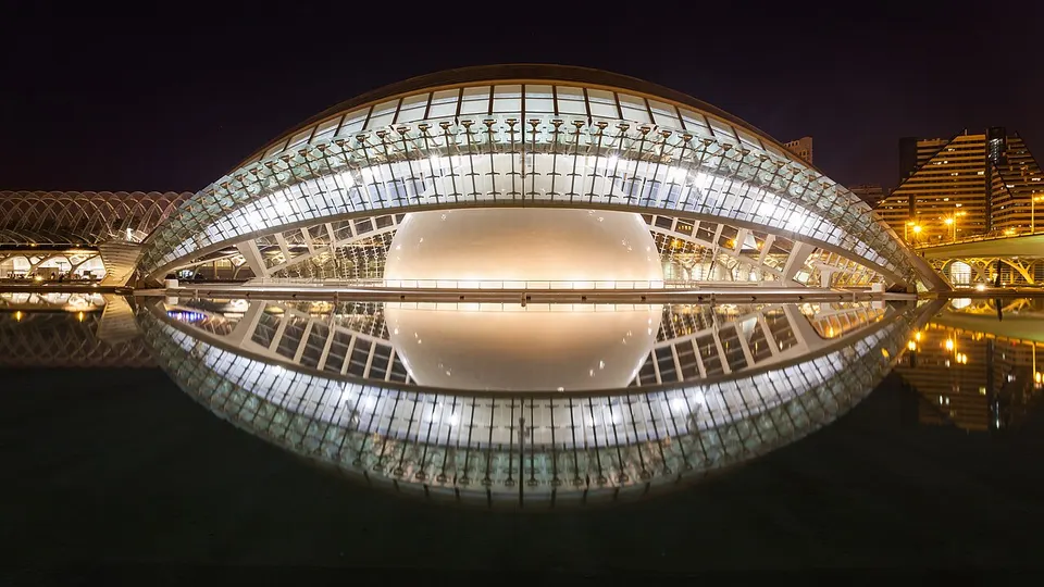 Das Hemisfèric in der Stadt der Künste und Wissenschaften in Valencia mit Wasserbecken