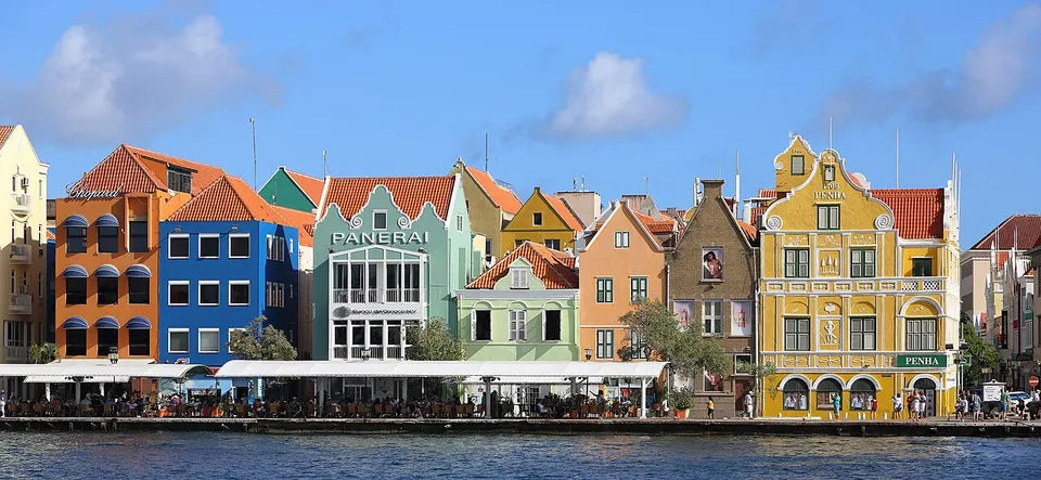 Curaçao: Dutch colonial architecture - including Penha Building from 1708 - on Handelskade, a historic waterfront in the district of Punda, Willemsta