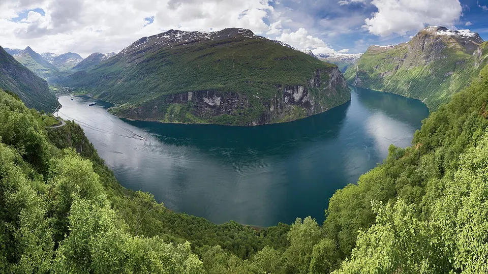 Blick vom Aussichtspunkt Ørnesvingen auf den Geirangerfjord im Juni