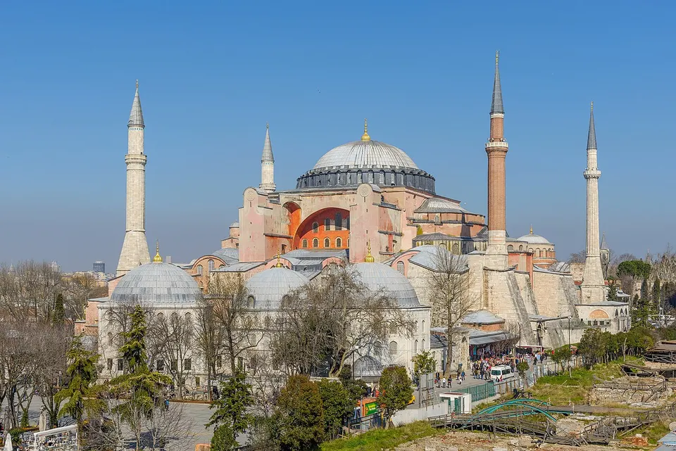 Die Hagia Sophia in Istanbul mit ihrer großen Kuppel und den Minaretten im Abendlicht