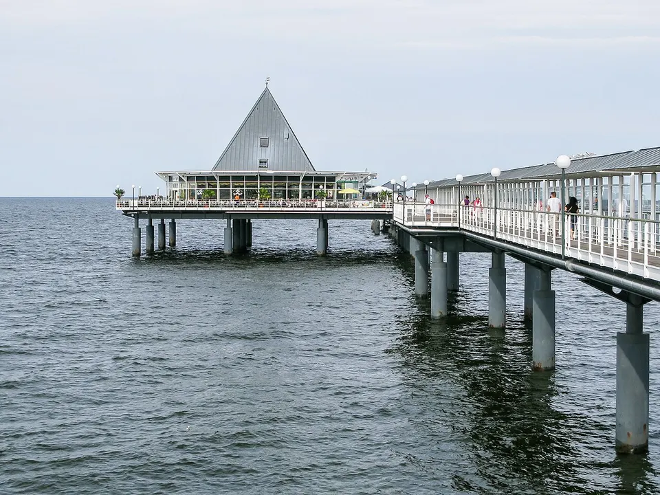 Die lange Seebrücke von Heringsdorf auf Usedom, die vom Sandstrand weit in die Ostsee hinausführt