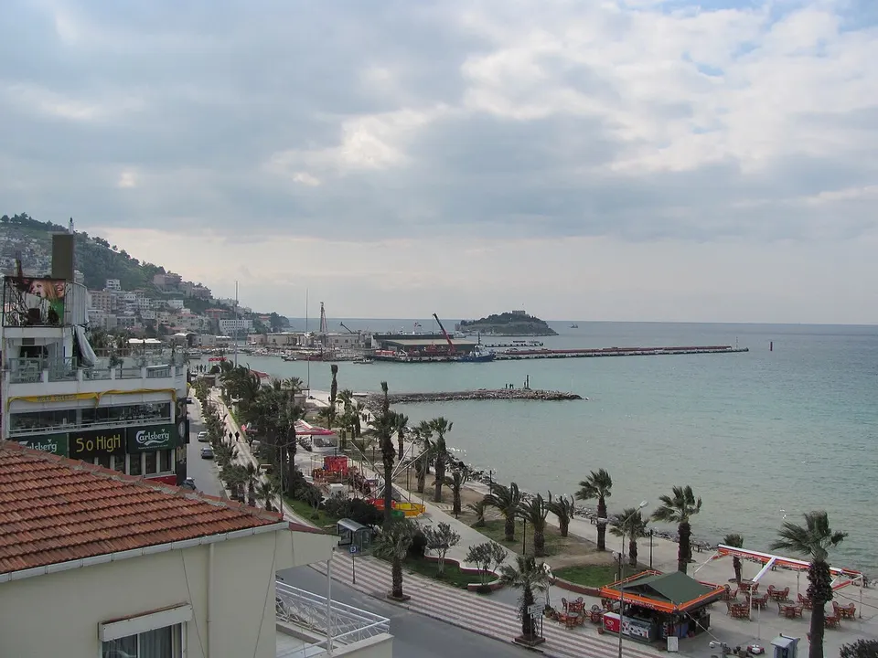 Die Küste von Kuşadası am Morgen mit Häusern am Hang und ruhigem Meer