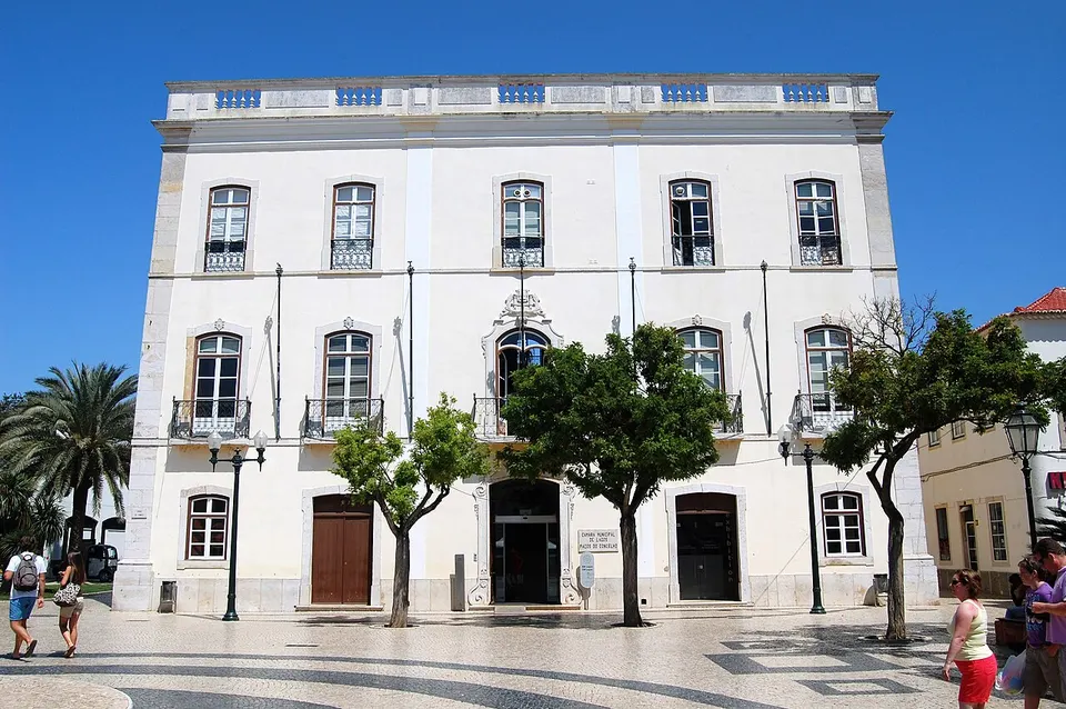 Lagos: Lagos city hall.
