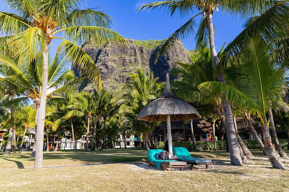 Strand von Le Morne mit türkisfarbener Lagune und dem Berg Le Morne Brabant im Hintergrund auf Mauritius