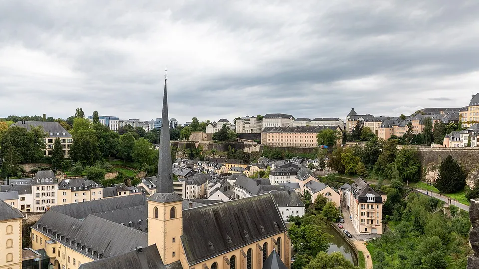 Das Stadtviertel Grund in Luxemburg mit der Kirche Saint-Jean an der Alzette