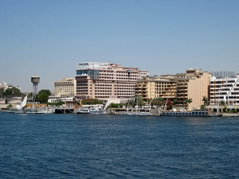 Luxor: Stadtansicht von Luxor am Ostufer des Nil, Ägypten