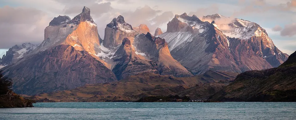 Chile: Amanece en el Macizo Paine. Parque Nacional Torres del Paine, Región de Magallanes, Chile.