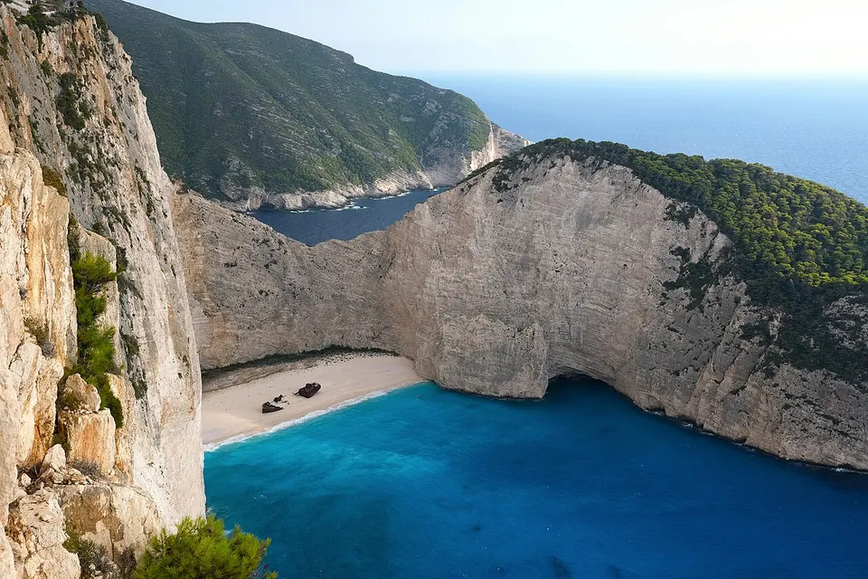Blick von den Klippen auf die Schiffswrack-Bucht Navagio auf Zakynthos mit türkisblauem Wasser