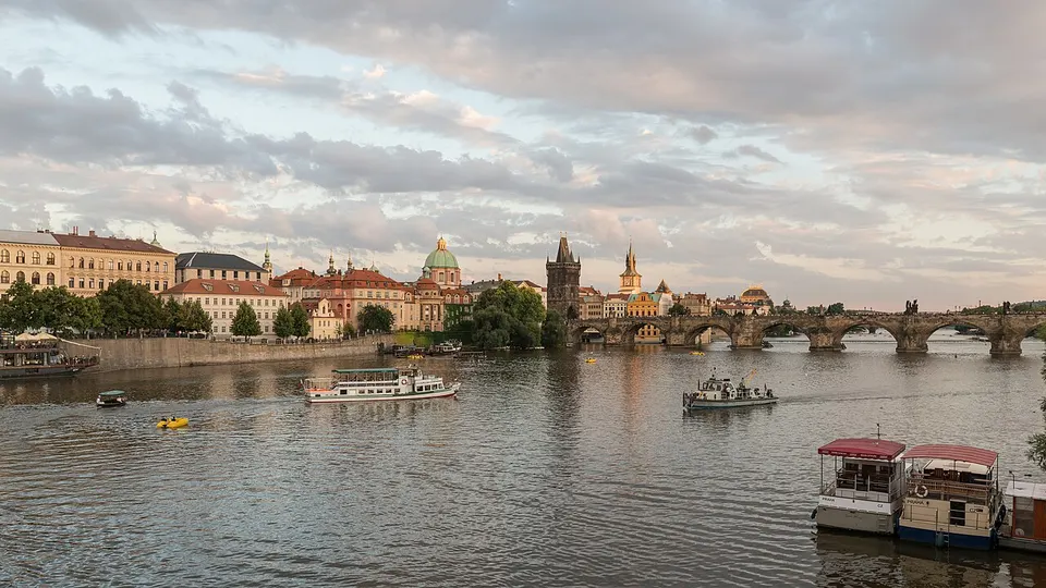 Blick auf die Karlsbrücke in Prag über die Moldau mit Brückentürmen