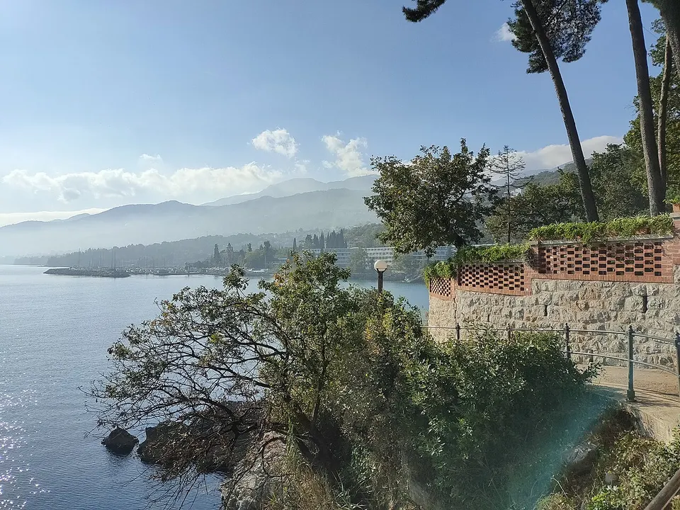 Blick auf das Seebad Opatija an der Kvarner-Bucht mit Villen und Meer