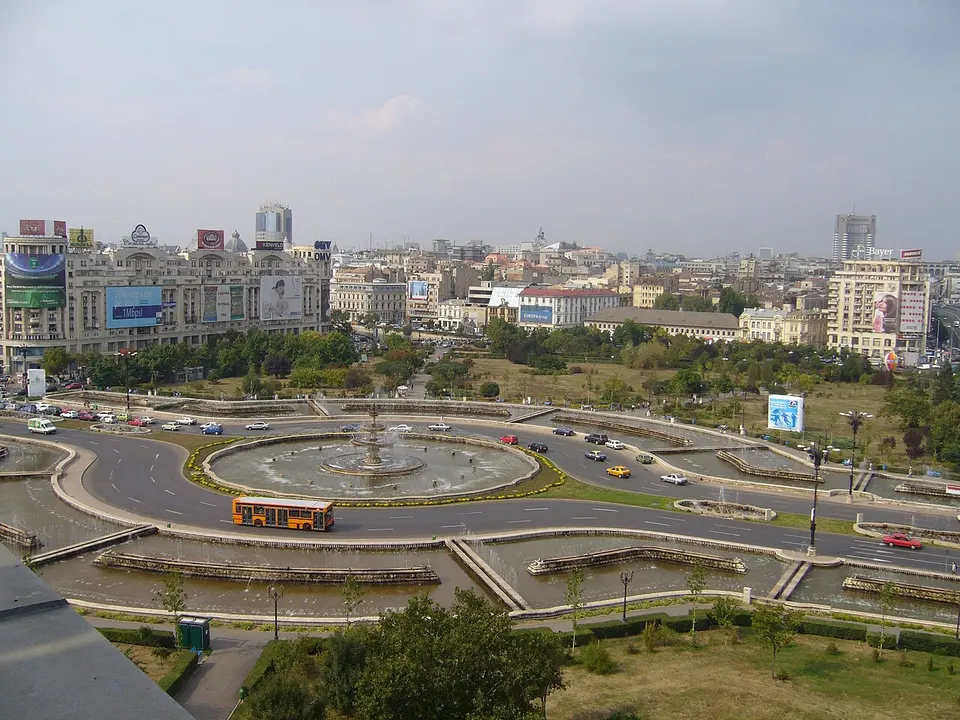Rumänien: Piaţa Unirii or Unirii Square in Central Bucharest, Romania. (September 2006)