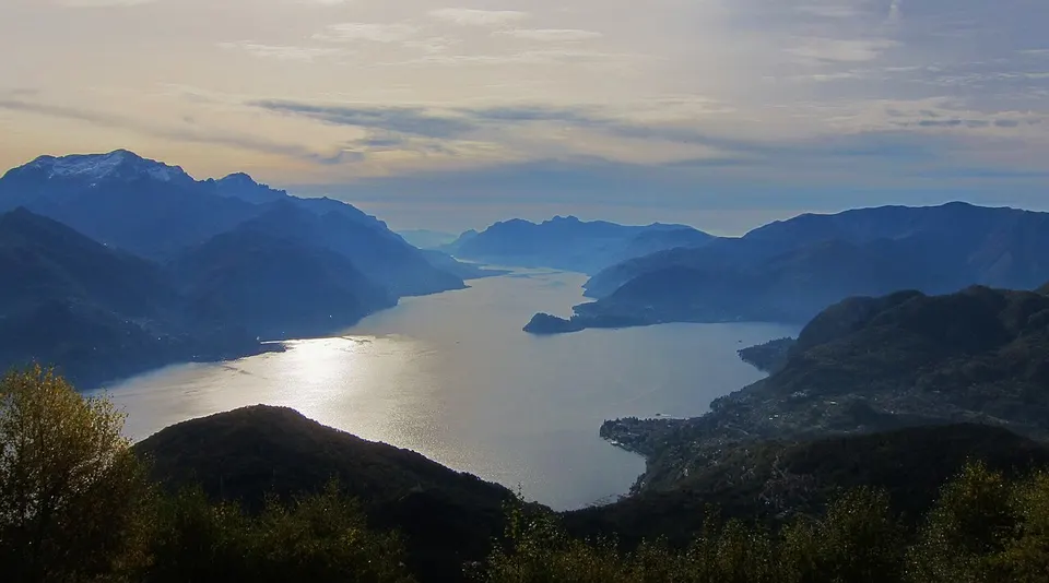 Comer See: Panoramic view of Como Lake (Lago di Como) and in particular of Menaggio and Bellagio towns. Picture taken in Plesio municipality (Como) on