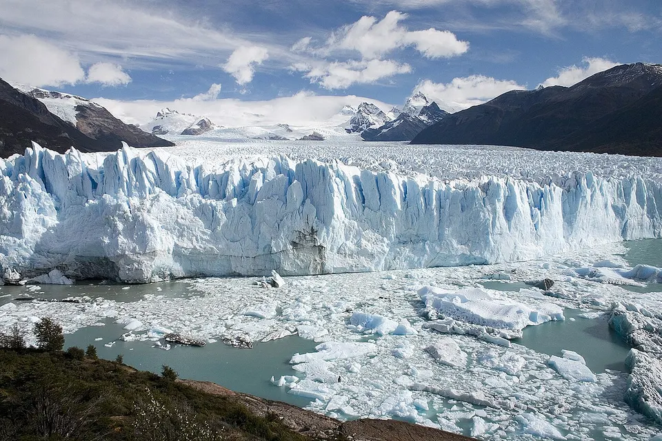 Die Abbruchkante des Perito-Moreno-Gletschers in Patagonien über einem graublauen See