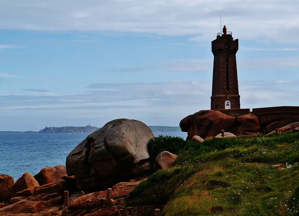 Der Leuchtturm von Ploumanac'h zwischen rosafarbenen Granitfelsen an der Küste der Bretagne