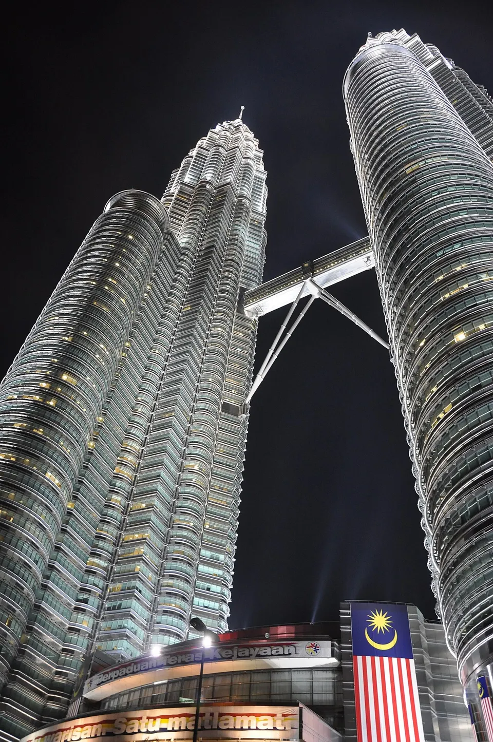Malaysia: Petronas Twin Towers, viewed from Suria KLCC at night