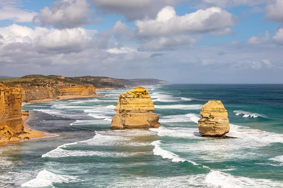 Die Felsnadeln der Twelve Apostles im Port-Campbell-Nationalpark an der Great Ocean Road