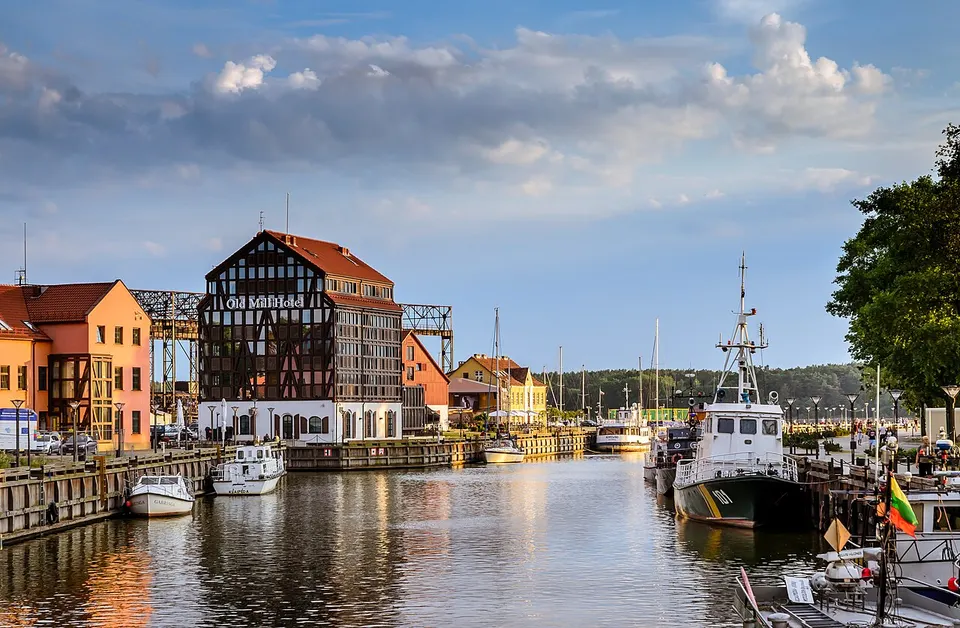Litauen: Quiet summer evening in the port city Klaipėda.