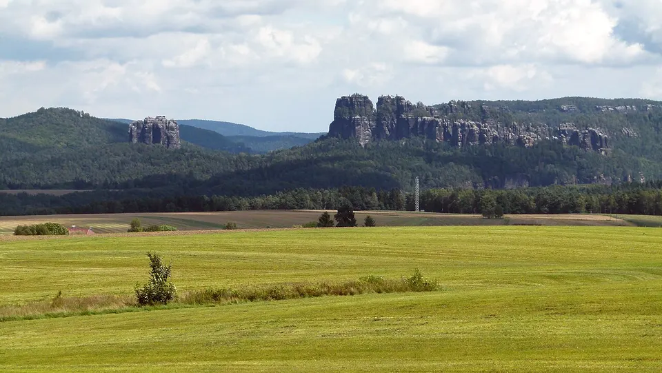 Sächsische Schweiz: Blick auf die Schrammsteine von Kleinhennersdorf aus