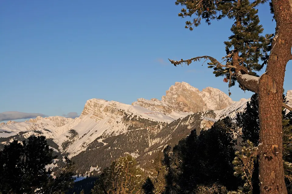 Die schroffen Gipfel der Seceda über grünen Almwiesen in Gröden in den Dolomiten