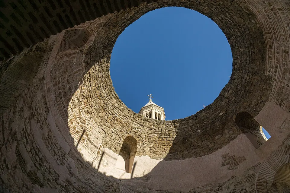 Der Glockenturm der Kathedrale von Split vom Vestibül des Diokletianpalasts aus gesehen
