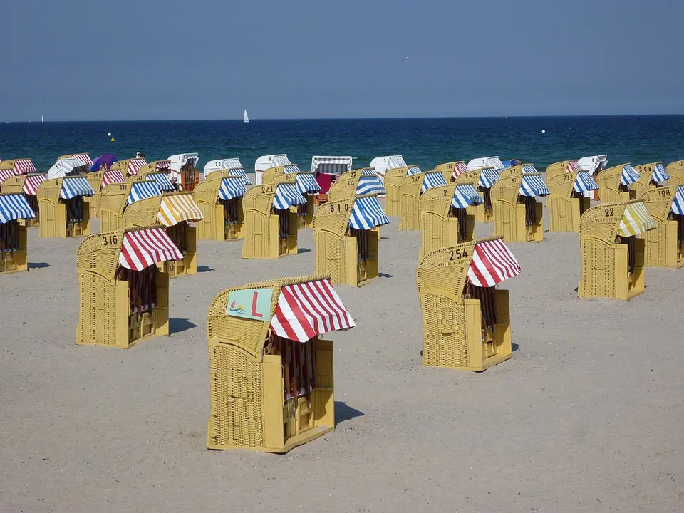 Reihen von Strandkörben am Ostseestrand von Travemünde