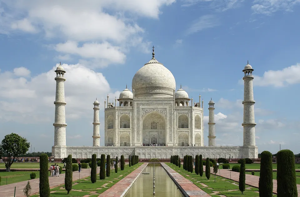 Das Taj Mahal in Agra mit seinem Wasserbecken im Vordergrund