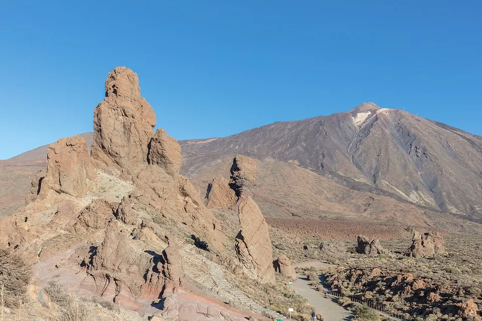 Der Vulkan Teide hinter den Felsformationen Roques de García im Nationalpark auf Teneriffa