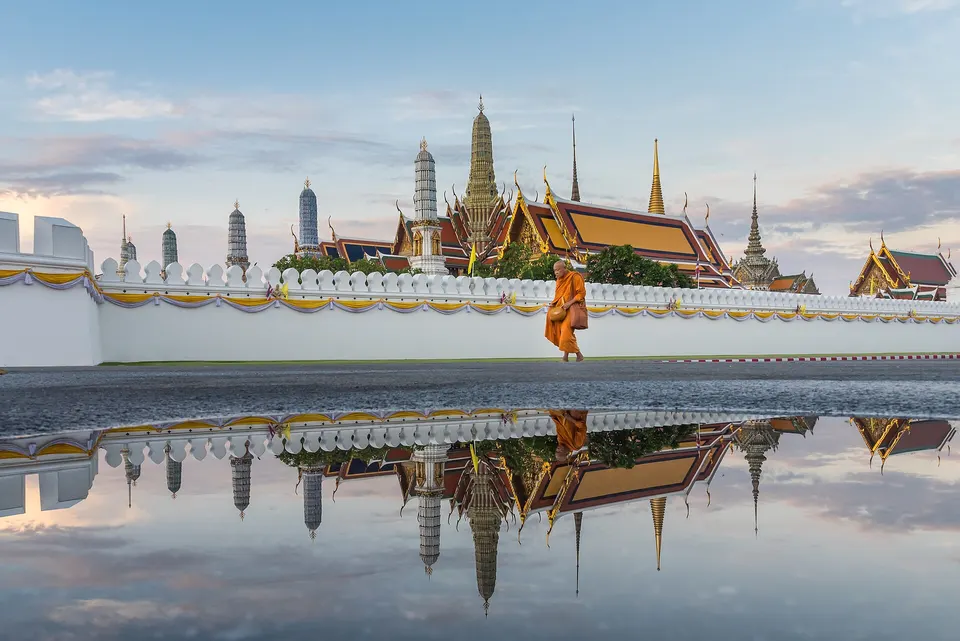 Goldene Dächer und Türme des Tempels des Smaragd-Buddha in Bangkok