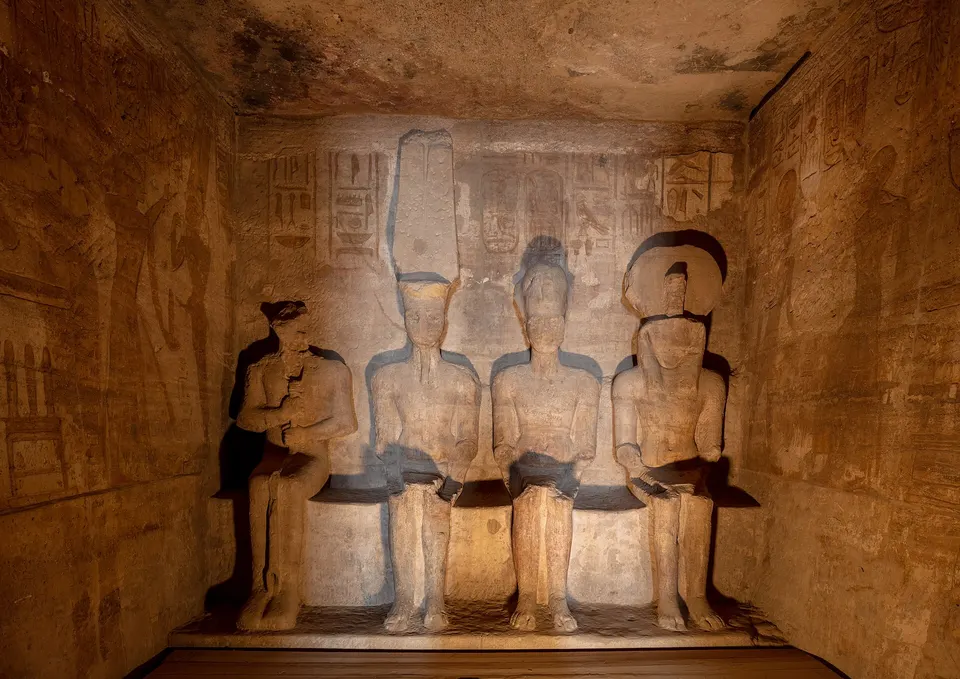 Die vier Kolossalstatuen von Ramses II. an der Fassade des Tempels von Abu Simbel