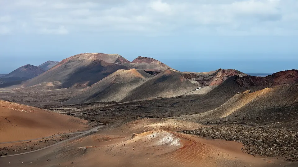 Rötliche Vulkankegel und Lavafelder im Nationalpark Timanfaya auf Lanzarote