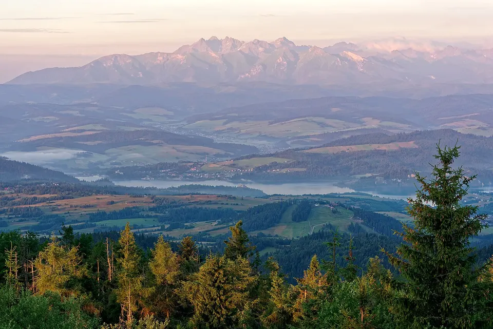 Hohe Tatra: Early morning view of Tatra Mountains and Czorsztyn Lake from the Lubań peak