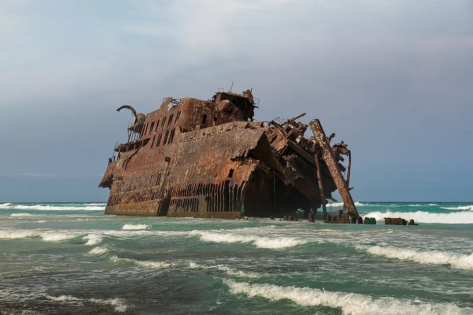 Rostiges Wrack der Cabo de Santa Maria in der Brandung vor dem Strand von Boa Vista auf den Kapverden